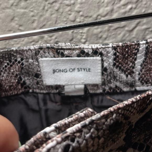 Song of Style | NWOT! Jerra Pant in Gray Snake Size: Large - Picture 5 of 5
